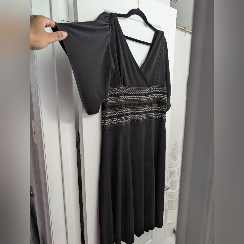 🔵 Signature Robbie Bee Black Dress with Embroidered Detail